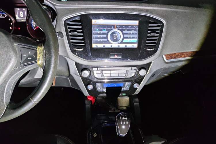 Used Geely Auto GX9 2016 2.4L Manual Two-Wheel Drive Deluxe Upgrade Version Audio And AC Panel
