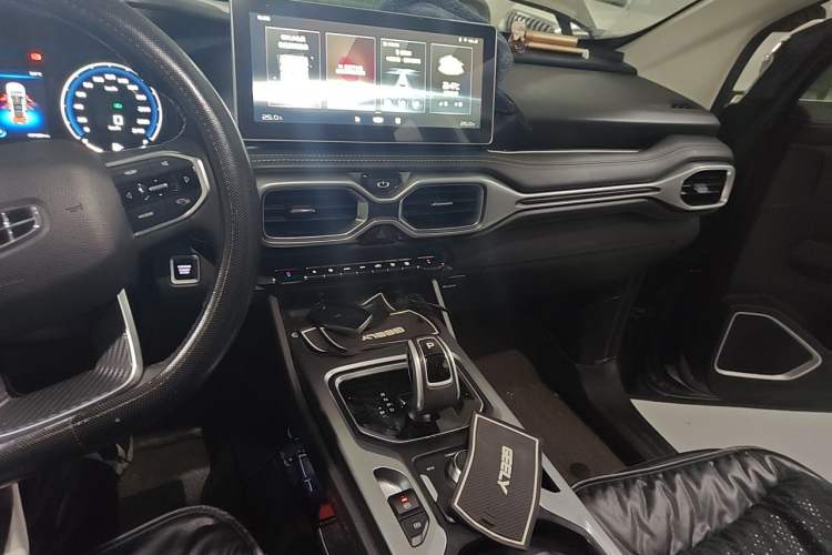 Used Geely Auto Haoyue 2020 1.8TD DCT Luxury Model 5 Seats Audio And AC Panel
