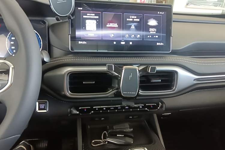 Used Geely Auto Haoyue 2020 1.8TD DCT Luxury 7-Seater Audio And AC Panel