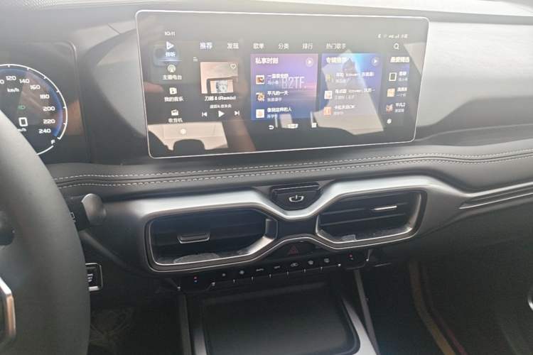 Used Geely Auto Haoyue 2020 1.8TD DCT Luxury Model 5 Seats Audio And AC Panel