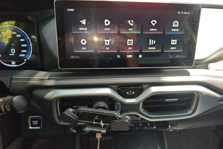 Used Geely Auto Haoyue 2020 1.8TD DCT Luxury Model 5 Seats Audio And AC Panel