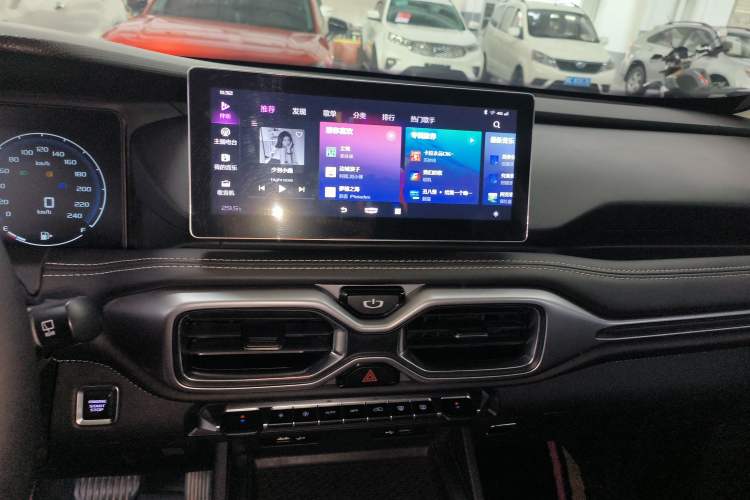 Used Geely Auto Haoyue 2020 1.8TD DCT Luxury Model 5 Seats Audio And AC Panel