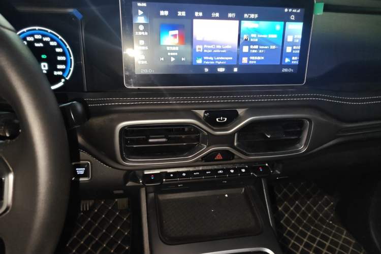 Used Geely Auto Haoyue 2020 1.8TD DCT Luxury Model 5 Seats Audio And AC Panel
