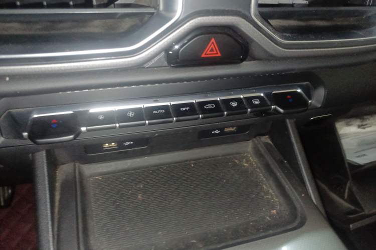 Used Geely Auto Haoyue 2020 1.8TD DCT Flagship 5-Seater Audio And AC Panel