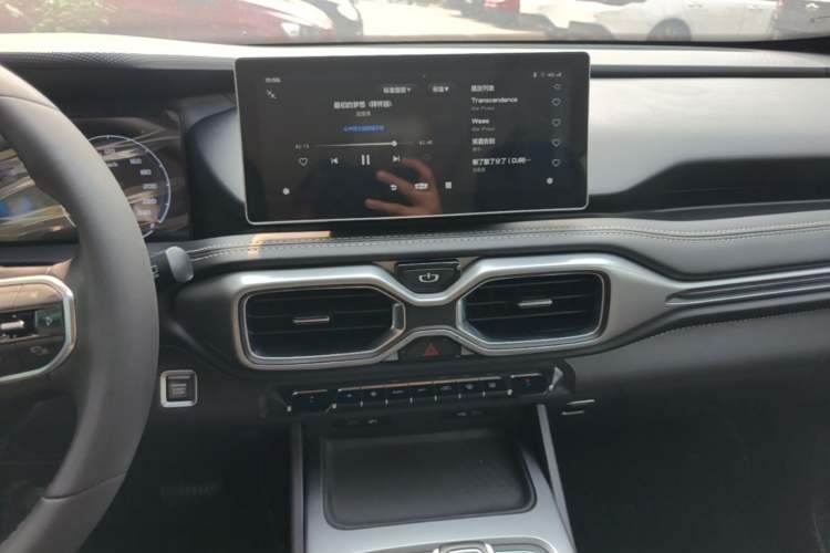Used Geely Auto Haoyue 2020 1.8TD DCT Luxury 7-Seater Audio And AC Panel