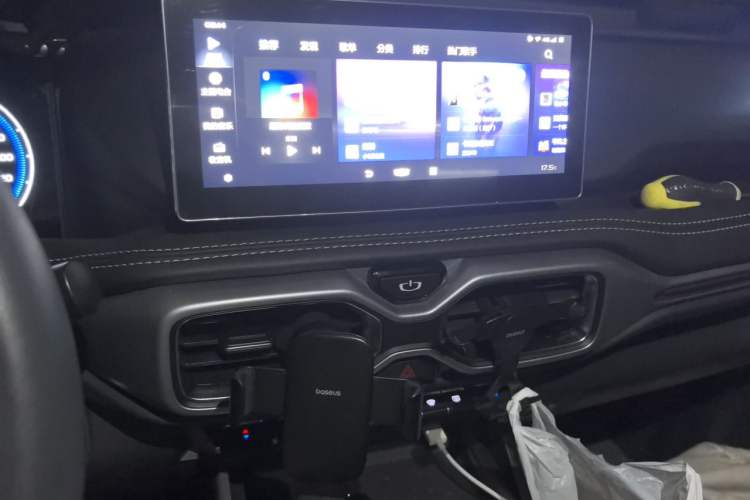 Used Geely Auto Haoyue 2020 1.8TD DCT Luxury Model 5 Seats Audio And AC Panel