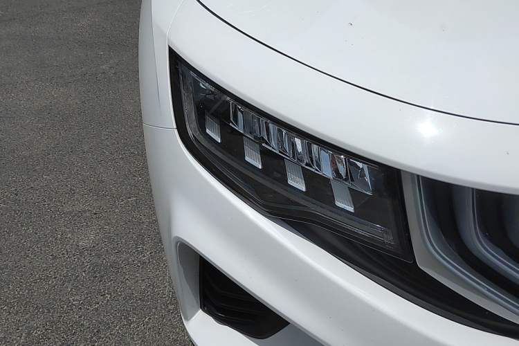 Used Geely Auto Haoyue 2020 1.8TD Automatic Comfort Model 5 Seats Right Front Headlight