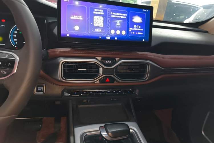 Used Geely Auto Haoyue 2022 1.8TD DCT Luxury 7-Seater Audio And AC Panel