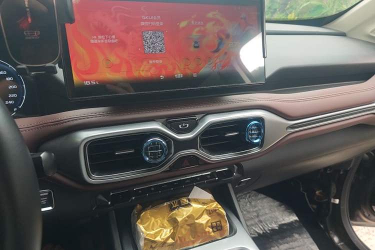 Used Geely Auto Haoyue 2022 1.8TD DCT Luxury 7-Seater Audio And AC Panel
