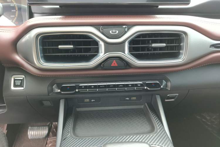 Used Geely Auto Haoyue 2022 1.8TD DCT Flagship 7-Seater Audio And AC Panel