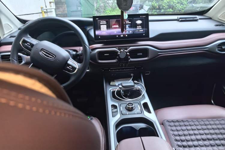 Used Geely Auto Haoyue 2022 1.8TD DCT Luxury 7-Seater Center Console