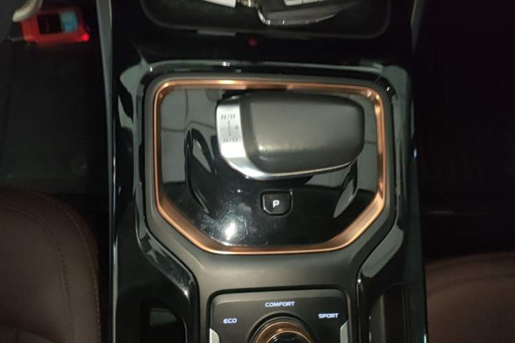 Used Geely Auto Haoyue 2022 1.8TD DCT Black Gold Limited Edition 7-Seater Gear Lever