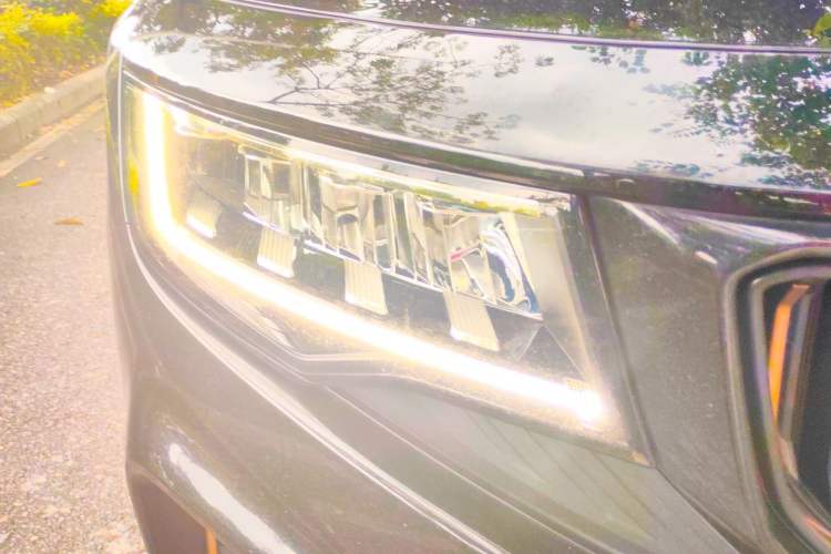 Used Geely Auto Haoyue 2022 1.8TD DCT Black Gold Limited Edition 7-Seater Right Front Headlight
