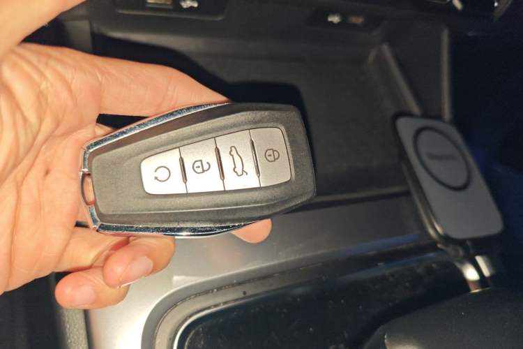 Used Geely Auto Haoyue 2022 1.8TD DCT Luxury 7-Seater Vehicle Key
