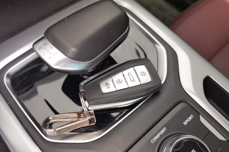 Used Geely Auto Haoyue 2022 1.8TD DCT Luxury 7-Seater Vehicle Key