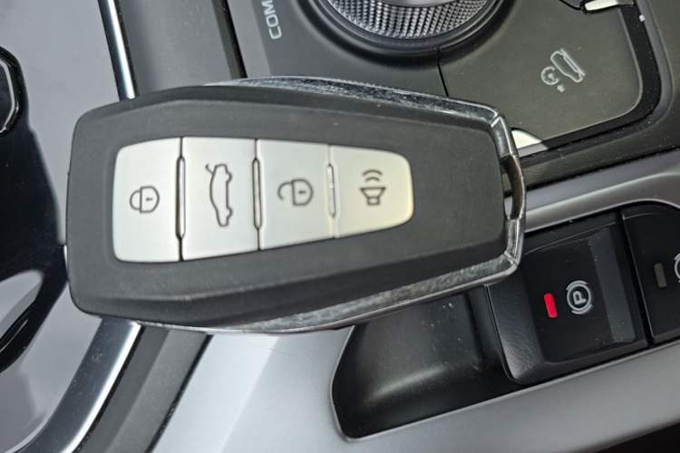 Used Geely Auto Haoyue 2022 1.8TD DCT Luxury 7-Seater Vehicle Key