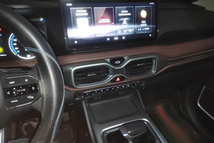 Used Geely Auto Haoyue 2022 1.8TD DCT Luxury 7-Seater Audio And AC Panel