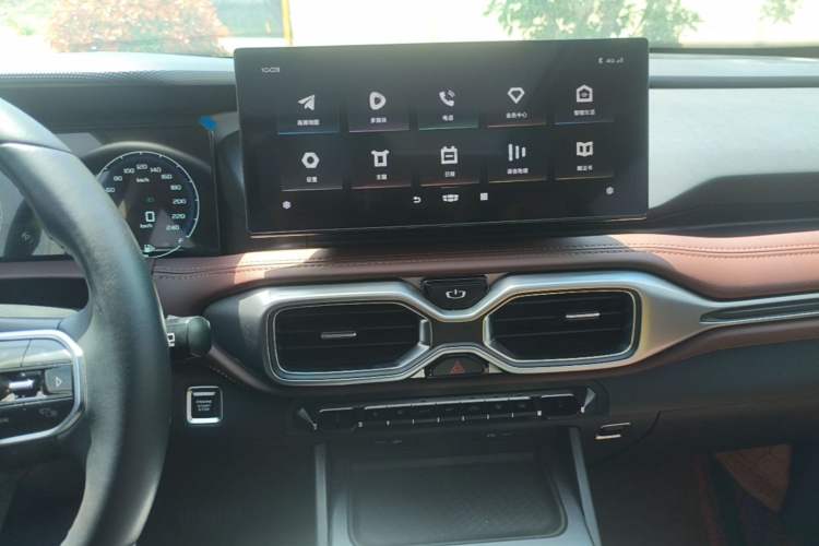 Used Geely Auto Haoyue 2022 1.8TD DCT Luxury 7-Seater Audio And AC Panel