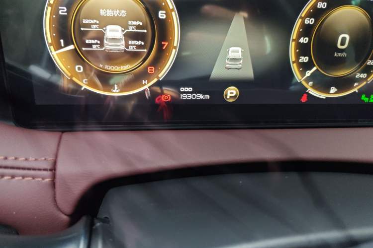 Used Geely Auto Haoyue 2022 1.8TD DCT Flagship 7-Seater Odometer Close Up