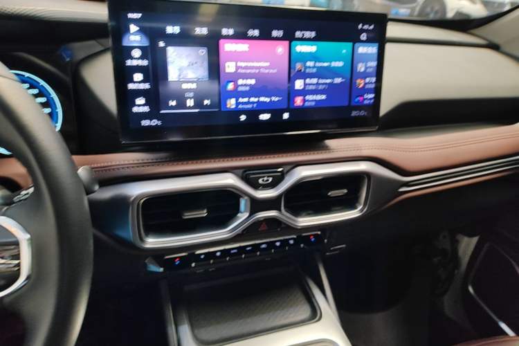 Used Geely Auto Haoyue 2022 1.8TD DCT Luxury 7-Seater Audio And AC Panel