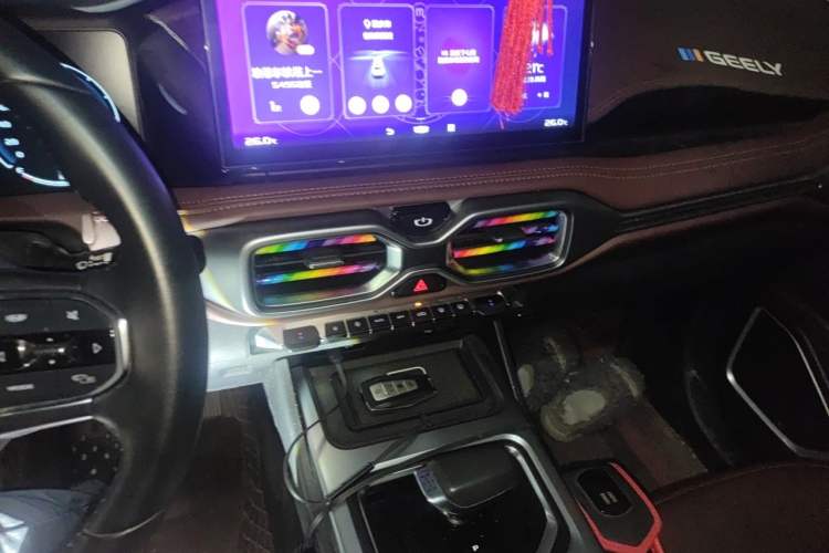 Used Geely Auto Haoyue 2022 1.8TD DCT Luxury 7-Seater Audio And AC Panel