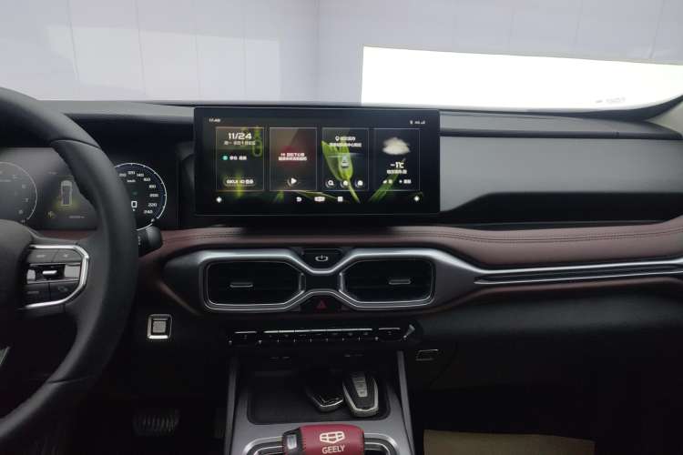 Used Geely Auto Haoyue 2022 1.8TD DCT Luxury 7-Seater Audio And AC Panel