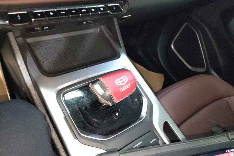 Used Geely Auto Haoyue 2022 1.8TD DCT Luxury 7-Seater Gear Lever