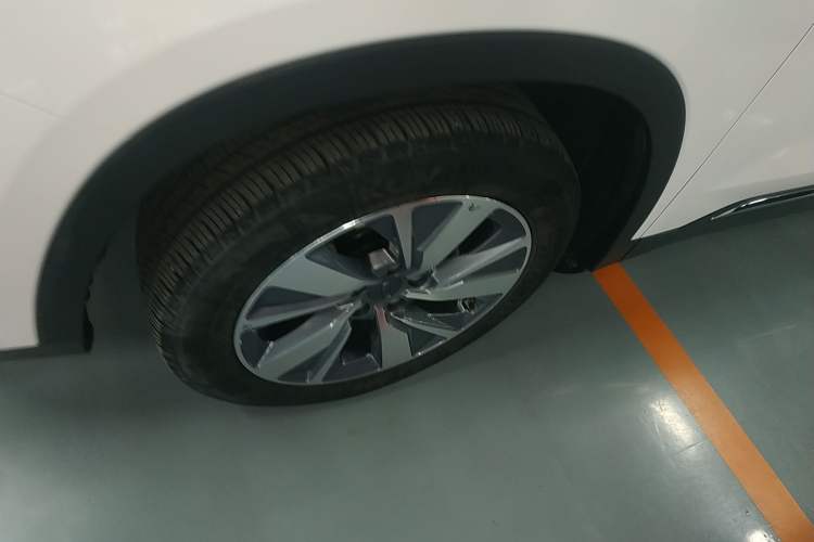 Used Geely Auto Haoyue 2022 1.8TD Automatic Comfort Model 7 Seats Left Front Wheel Hub