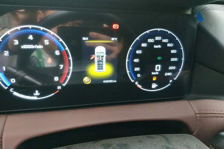 Used Geely Auto Haoyue 2022 1.8TD DCT Luxury 7-Seater Odometer Close Up