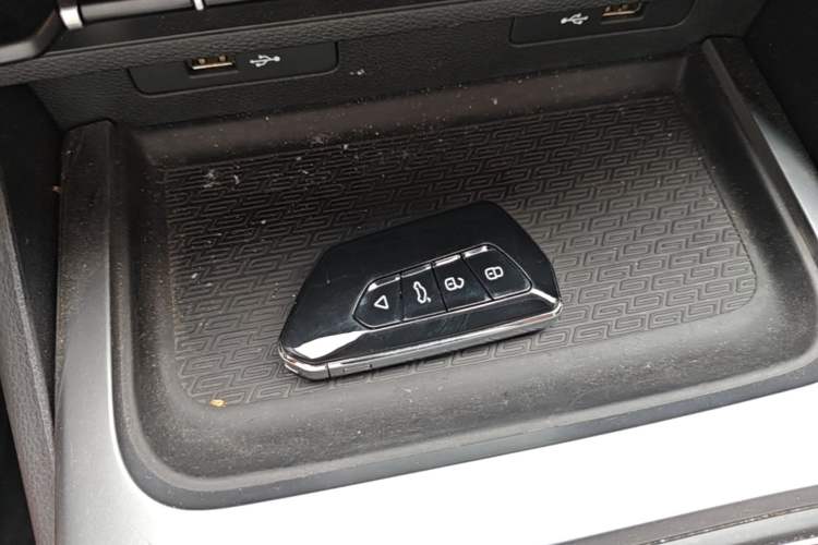 Used Geely Auto Haoyue 2022 1.8TD DCT Luxury 7-Seater Vehicle Key
