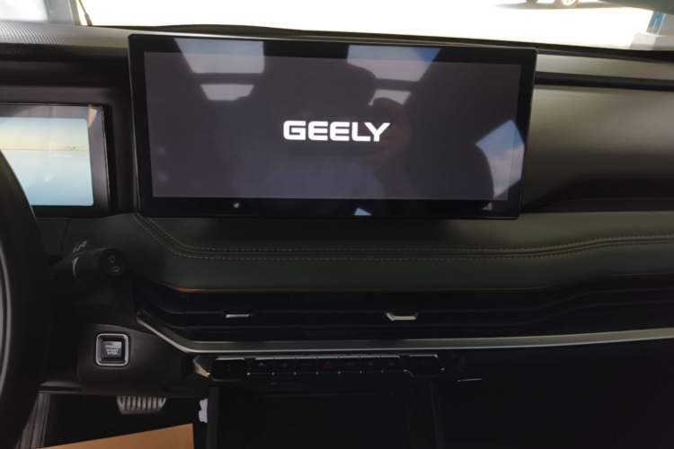 Used Geely Auto Haoyue L 2023 2.0T DCT Prestige Edition Audio And AC Panel