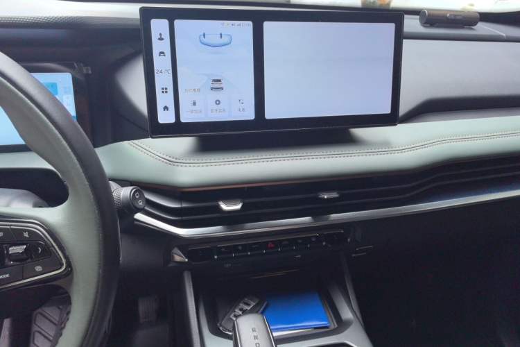 Used Geely Auto Haoyue L 2023 2.0T DCT Prestige Edition Audio And AC Panel