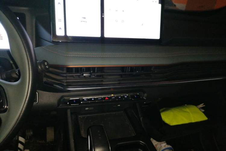 Used Geely Auto Haoyue L 2023 2.0T DCT Prestige Edition Audio And AC Panel