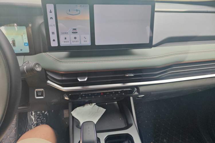 Used Geely Auto Haoyue L 2023 2.0T DCT Prestige Edition Audio And AC Panel