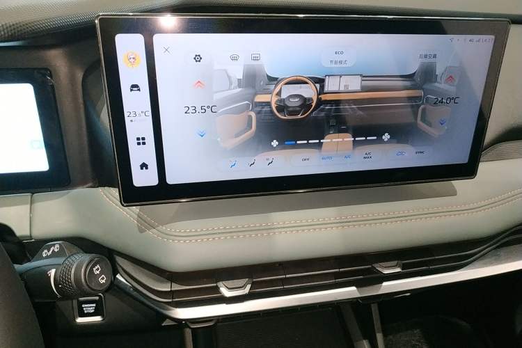 Used Geely Auto Haoyue L 2023 2.0T DCT Prestige Edition Audio And AC Panel