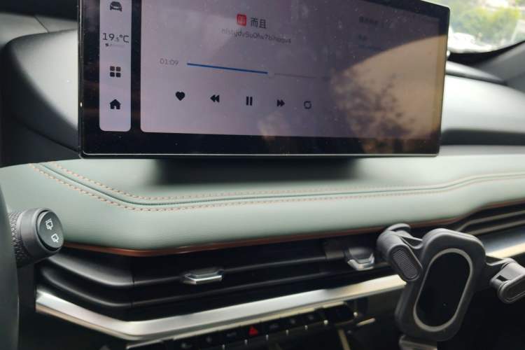 Used Geely Auto Haoyue L 2023 2.0T DCT Prestige Edition Audio And AC Panel