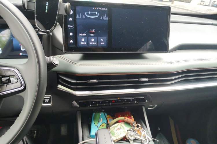 Used Geely Auto Haoyue L 2023 2.0T DCT Prestige Edition Audio And AC Panel