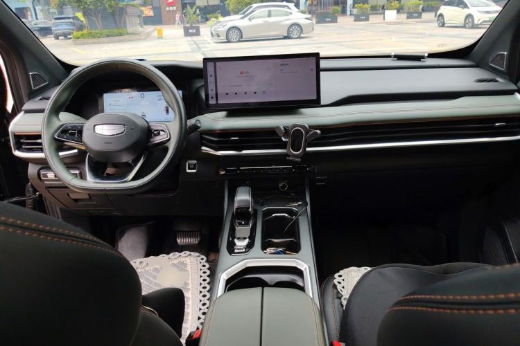 Used Geely Auto Haoyue L 2023 2.0T DCT Prestige Edition Center Console
