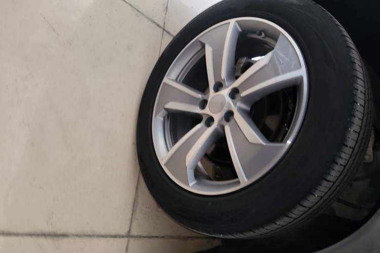 Used Geely Auto Haoyue L 2023 2.0T DCT Prestige Edition Exterior 5