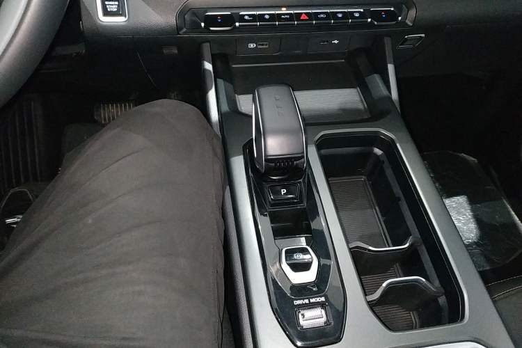 Used Geely Auto Haoyue L 2023 2.0T DCT Prestige Edition Gear Lever