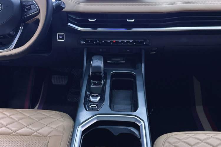 Used Geely Auto Haoyue L 2023 2.0T DCT Flagship Version Interior 4