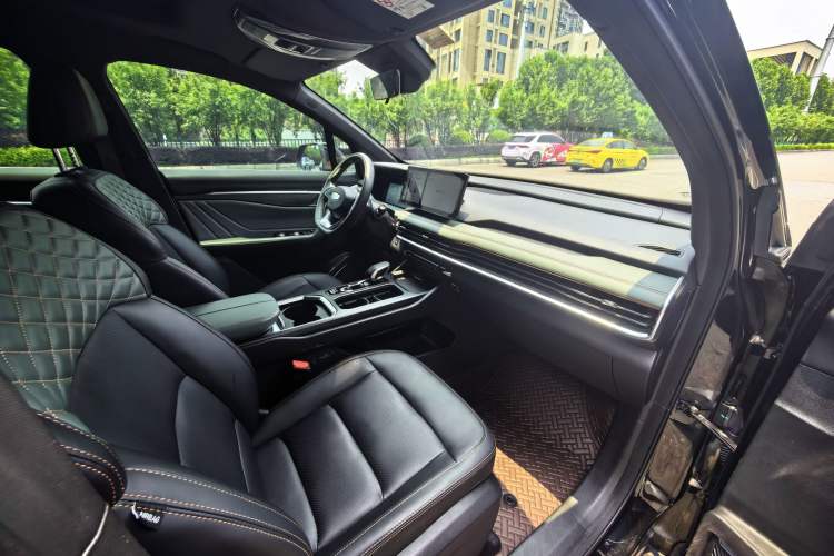 Used Geely Auto Haoyue L 2023 2.0T DCT Prestige Edition Interior 4