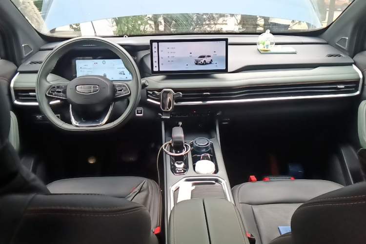 Used Geely Auto Haoyue L 2023 2.0T DCT Prestige Edition Center Console