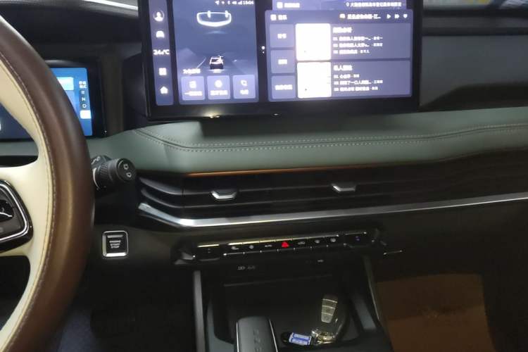Used Geely Auto Haoyue L 2023 2.0T DCT Prestige Edition Audio And AC Panel