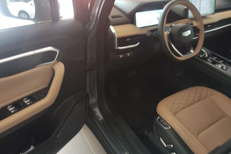 Used Geely Auto Haoyue L 2023 2.0T DCT Flagship Version Interior 3