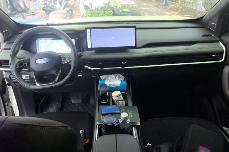 Used Geely Auto Haoyue L 2023 2.0T DCT Prestige Edition Center Console