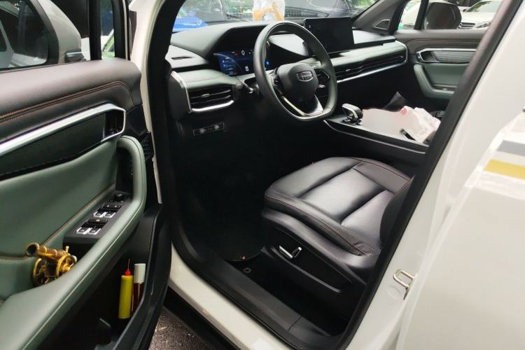 Used Geely Auto Haoyue L 2023 2.0T DCT Prestige Edition Interior 3
