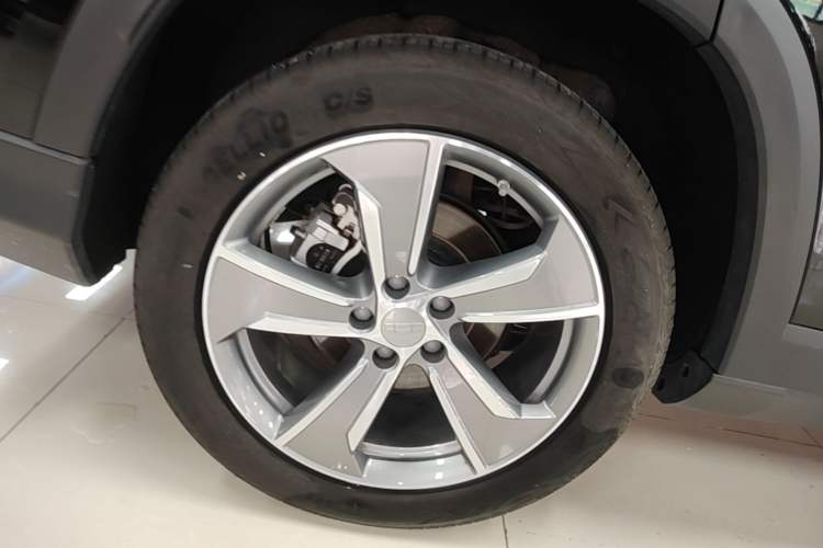 Used Geely Auto Haoyue L 2024 2.0T DCT Flagship Version Right Rear Wheel Hub