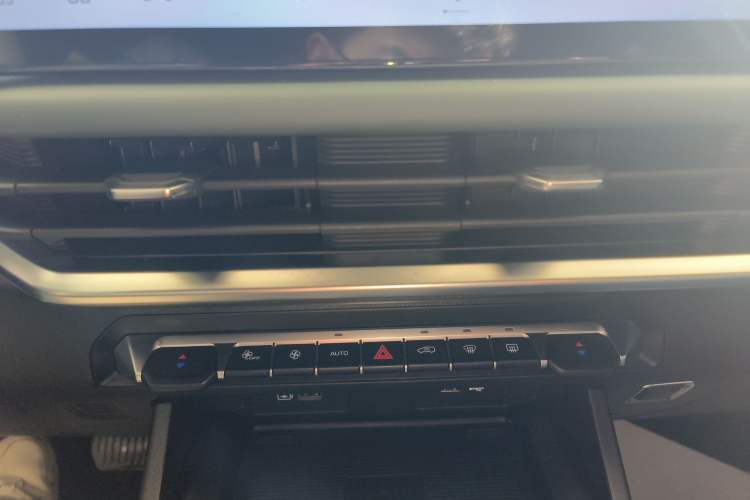 Used Geely Auto Haoyue L 2024 2.0T DCT Flagship Version Audio And AC Panel