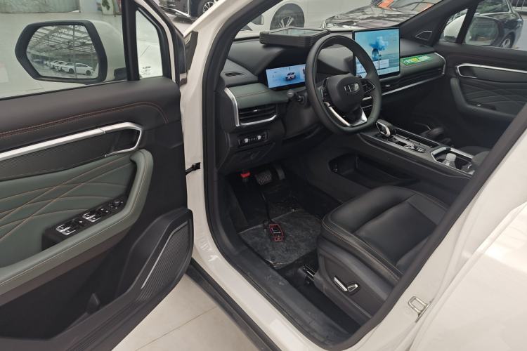 Used Geely Auto Haoyue L 2024 2.0T DCT Prestige Version Interior 3